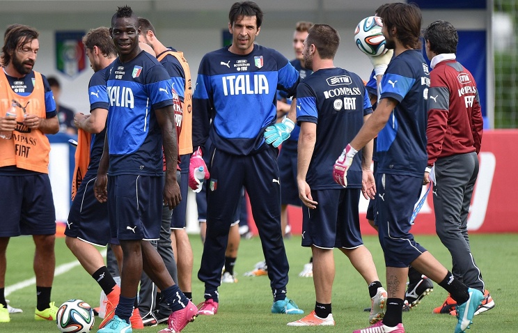 La Gazzetta dello Sport впервые в истории вышла в голубом цвете - в честь сборной Италии